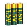 Trois piles AA 1,5V vertes et or, affichant une haute performance et une longue durée de vie, sur fond blanc.