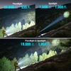 Comparaison des modes d'éclairage large et ciblé d'une lampe de poche puissante pour randonnée de nuit.