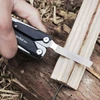 Utilisation de la lime de la pince multifonction NexTool w40 sur une pièce de bois en extérieur.