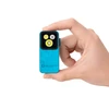 Mini lampe torche Olight bleue tenue entre deux doigts sur fond blanc