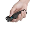 Olight Arkfeld Pro noire, vue latérale tenue en main, avec des modes multiples et une lampe UV intégrée pour les inspections ou la lecture.