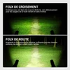 Comparatif éclairage vélo avec feux de croisement anti-éblouissement et feux de route longue portée sur sentier de nuit.