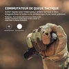 Main gantée actionnant le commutateur de queue tactique d'une lampe torche militaire avec mode stroboscope.