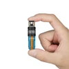 Mini lampe de poche EDC Olight Oclip Pro bleue et orange tenue entre deux doigts pour un usage quotidien portatif