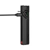 Lampe de poche EDC noire Olight Arkfeld Pro en charge avec câble USB-C sur fond blanc