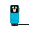 Lampe frontale Olight bleue rechargeable avec trois LED sur fond blanc