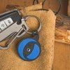 Porte-clés en cuir avec clé de voiture, décapsuleur et gadget bleu pour hommes.