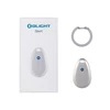 Porte-clés Olight Oport argenté avec mousqueton, sur une boîte blanche
