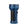 Lampe torche puissante Olight Marauder 3 bleue avec poignée noire antidérapante sur fond blanc