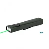 Lampe de poche Olight Arkfeld Ultra vert olive avec laser vert activé sur fond blanc