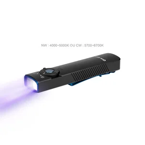 Lampe de poche UV Olight Arkfeld en aluminium avec clip bleu éclairant, affichant des températures de couleur de 4000-5000K et 5700-6700K