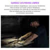Mécanicien réparant un moteur de voiture éclairé par une lampe magnétique mains libres sous le capot.
