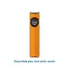 Lampe torche plate Olight orange rechargeable avec sélecteur rotatif sur fond blanc