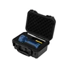 Lampe torche Olight bleue dans sa mallette de protection noire ouverte avec mousse alvéolée