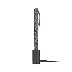 Stylo lampe de poche Olight Open Glow noir rechargeable sur sa base de charge USB pour le transport quotidien EDC
