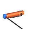 Lampe de poche Olight Baton 3 orange avec chargeur magnétique et clip de poche, sur fond blanc
