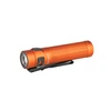 Lampe torche Olight orange avec clip noir.
