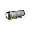Olight Baton 4 Premium gris avec clip doré, vue latérale, pour usage extérieur et quotidien.