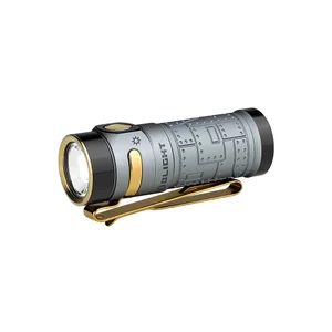 Olight Baton 4 Premium gris avec clip doré, vue latérale, pour usage extérieur et quotidien.