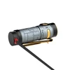 Olight Baton 4 Lampe de poche grise en gros plan, chargement magnétique pour utilisation quotidienne et extérieur