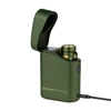 Olight lampe de poche Baton 4 Premium verte avec boîtier de charge ouvert pour l'extérieur et l'éclairage.