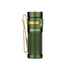 Olight Baton 4 Lampe de poche vert avec clip doré, texture antidérapante pour usage quotidien et extérieur.