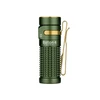 Olight lampe de poche Baton 4 Premium verte avec clip de poche dorée, une source lumineuse puissante et fiable.