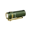 Olight Lampe de poche Baton 4 Premium verte vue de côté avec clip pour un usage quotidien et extérieur.