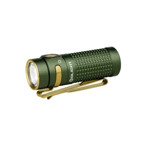 Olight Lampe de poche Baton 4 Premium verte vue de côté avec clip pour un usage quotidien et extérieur.