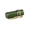 Olight Baton 4 Premium verte, vue de côté, avec texture de poignée pour un éclairage quotidien puissant.