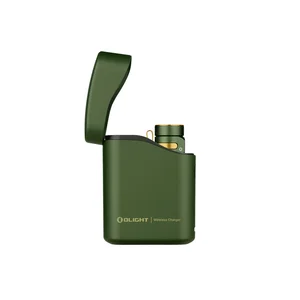Olight Baton 4 Premium Vert Olive en angle avec chargeur sans fil pour un éclairage quotidien pratique.