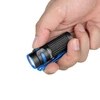 Olight Baton 4 Premium, noir avec accents bleus, vue latérale tenue à la main, pour un éclairage compact et puissant au quotidien.