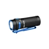 Olight Baton 4 Lampe de poche noire et bleue, vue de face avec clip de poche pour un éclairage polyvalent.