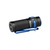 Lampe de poche Olight Baton 4 Premium noire avec des accents bleus et un clip de poche pour l'éclairage EDC.