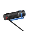 Olight Baton 4 noir et bleu vue latérale avec câble de charge, idéal pour l'éclairage EDC et les activités de plein air.