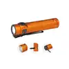 Olight Baton 4 Pro orange, vue latérale, lampe de poche EDC avec clip et interrupteur pour une utilisation quotidienne.
