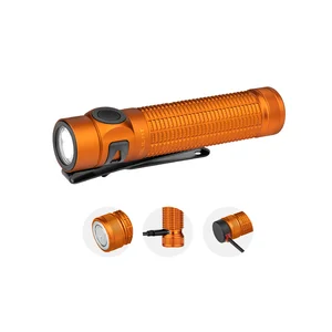 Olight Baton 4 Pro orange, vue latérale, lampe de poche EDC rechargeable et puissante avec clip de poche pour l'extérieur.