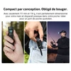 Olight Baton 4 Pro noire tenue en main, avec clip de poche, pour un transport EDC et la pêche.