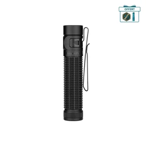 Olight Baton 4 Pro noire avec clip, lampe de poche EDC rechargeable pour usage quotidien et extérieur.