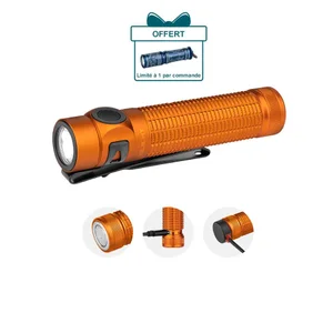 Olight Baton 4 Pro orange, vue latérale, lampe de poche EDC avec clip et interrupteur pour une utilisation quotidienne.