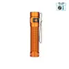 Olight Baton 4 Pro orange, vue latérale, lampe de poche EDC avec clip et interrupteur pour une utilisation quotidienne.