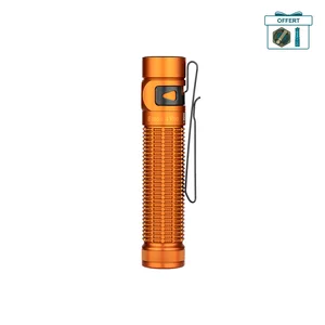 Olight Baton 4 Pro orange, vue latérale, lampe de poche EDC avec clip et interrupteur pour une utilisation quotidienne.