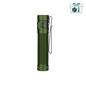 Olight Baton 4 Pro vert vue latérale avec clip de poche et chargement magnétique pour utilisation EDC et extérieure.
