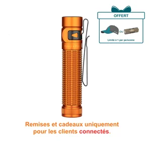 Olight Orange Baton 4 Pro, vue latérale avec clip de poche, lampe de poche EDC puissante et compacte.