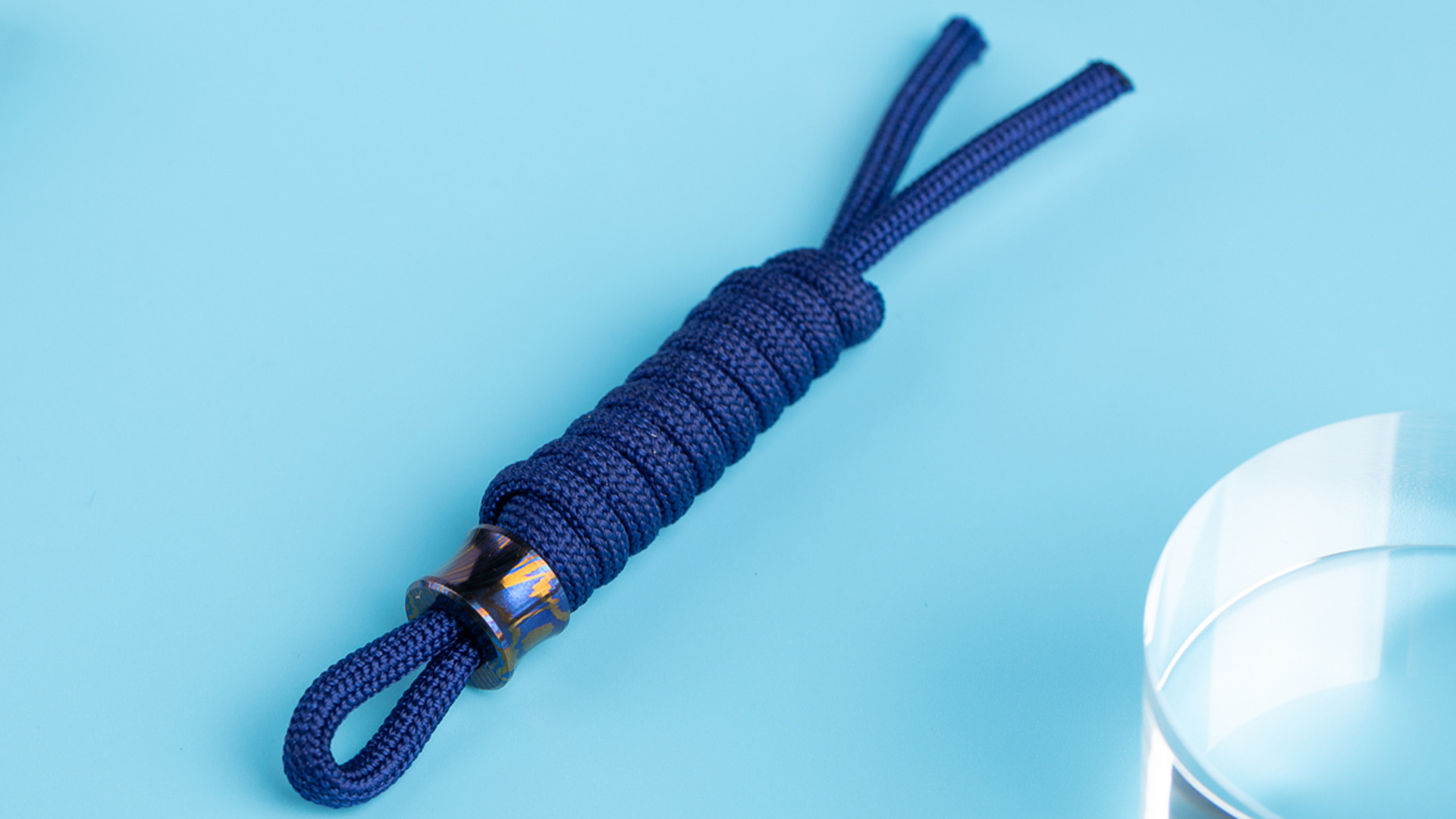 Le Bead est un pendentif en corde dont la perle est fabriquée en Damas de Titane haut de gamme