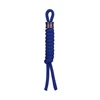 Cordon tressé bleu foncé avec perle décorative à motifs. Lanière élégante pour clés ou accessoires.