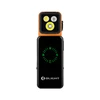 Lampe de poche Olight orange et noire avec écran d'affichage de batterie LED vert sur fond blanc.