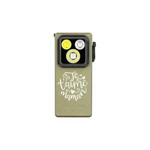 Olight Oclip Ultra lampe de poche vert olive de face avec gravure "Je t'aime maman" pour un usage quotidien