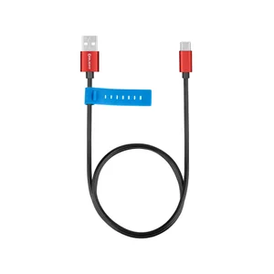 Câble de chargement USB-A vers USB-C noir et rouge avec serre-câble bleu, fond blanc