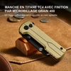Couteau de poche EDC avec manche en titane TC4 doré sablé posé sur un support en bois et tissu marron